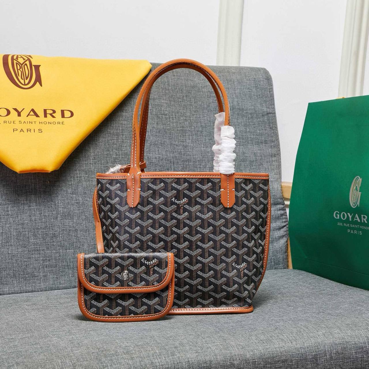 GOYARD 
HIGH QUALITY 
SMALL SIZE (Use on both sides)WITH BOX 
95 dhs💓

Zain295
♥️♥️♥️