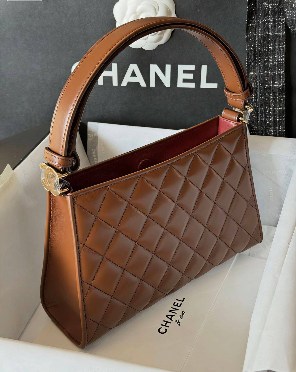 Chanel
95 dhs💓

SIZE：23×15×7cm
Good-quality 

with box🎁🎁🎁

Zain35
♥️♥️♥️
