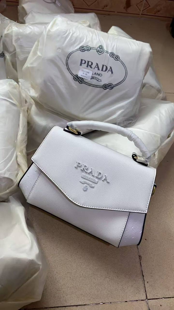 Prada
115 dhs✅

With Box
🎁🎁🎁

Zain50
♥️♥️♥️