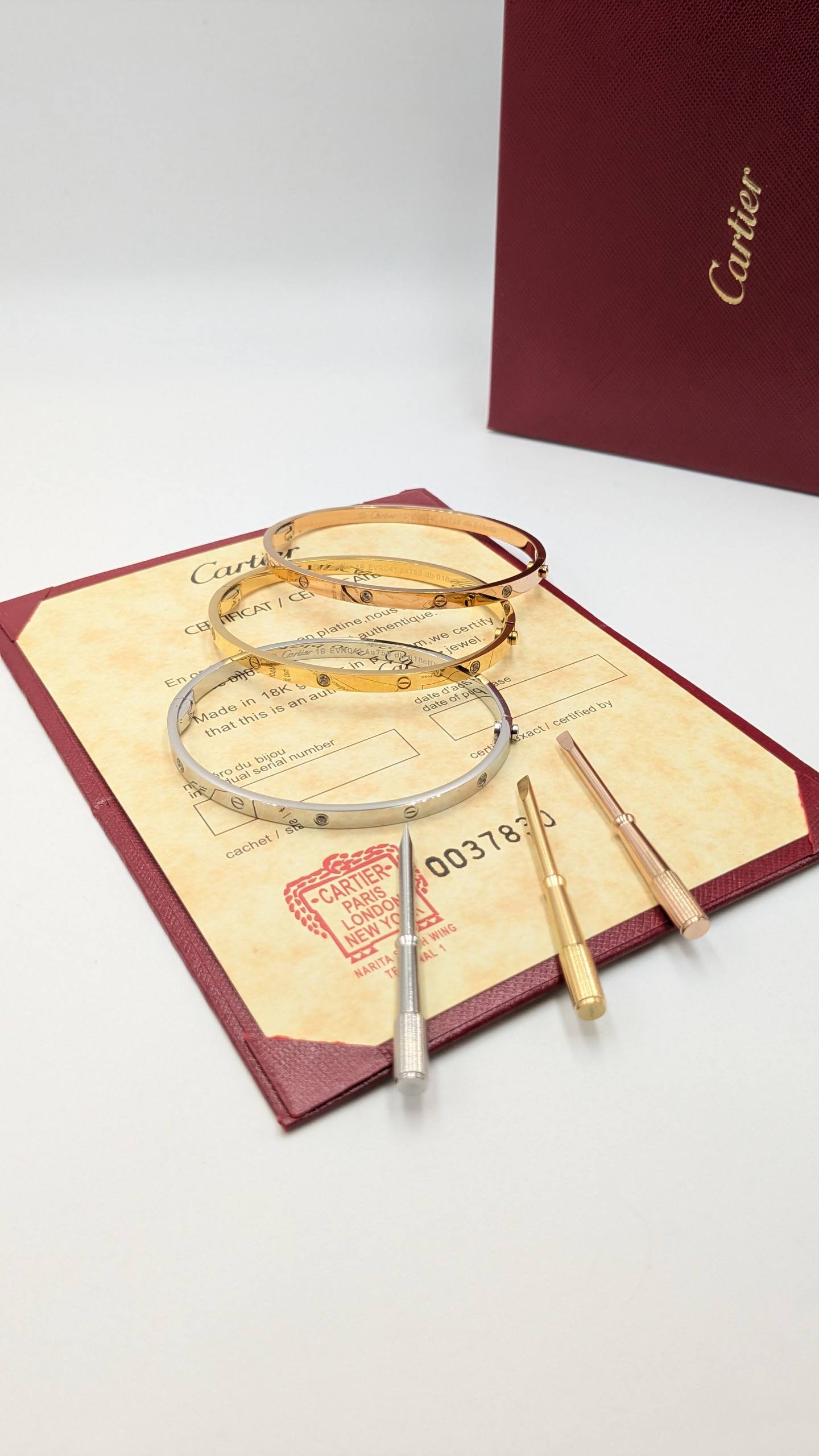 Cartier
*Super Master Quality* 
*Thin Love Braclate*
120 dhs✅ with Normal Box 🎁
150 dhs✅ with Good Box 🎁
190 dhs✅ with Master Box 🎁

Zain210
♥️♥️♥️
