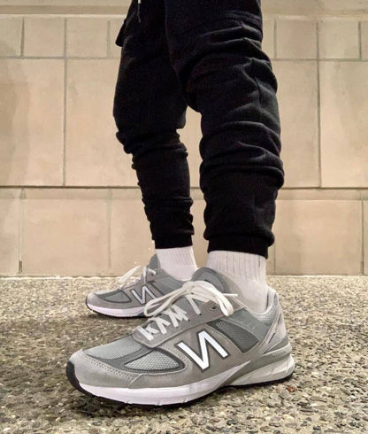 New Balance 990v5 Grey ，
Size 36-45 ，
240 dhs🪙🌨️

Zain18
♥️♥️♥️