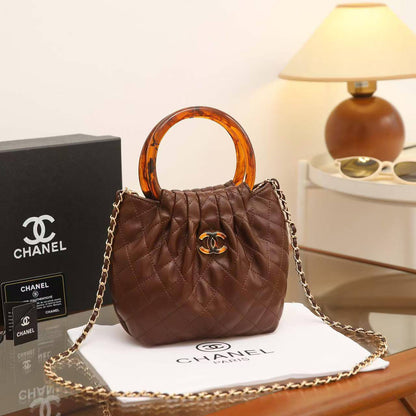 Chanel
Best quality

With box
🎁🎁🎁

100 dhs✅
size 24cm

Zain158
♥️♥️♥️
