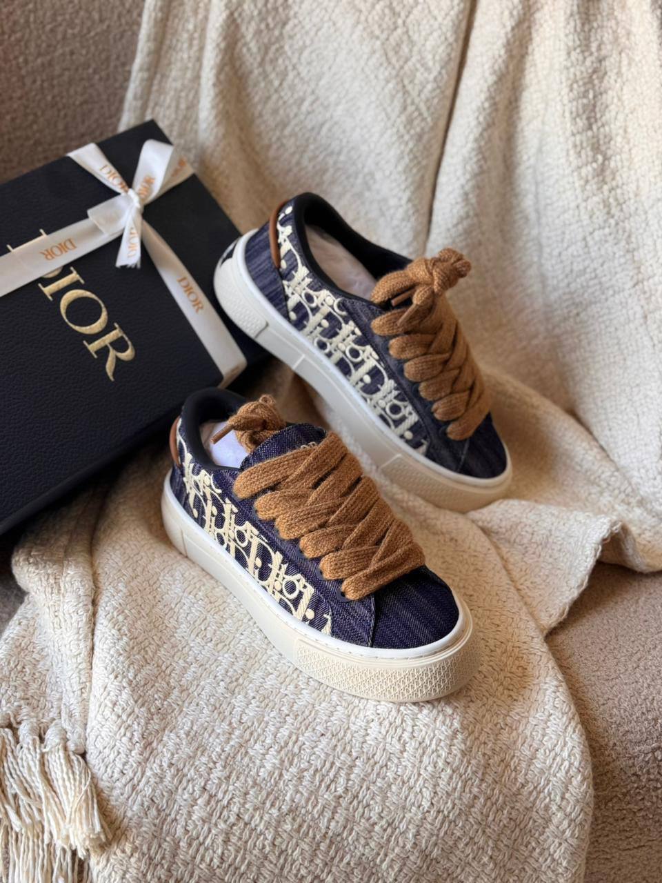 *Christian Dior B33*
*AAA quality*
*size:40 to 46* 
470 dhs🪙🌨️

Zain185
♥️♥️♥️