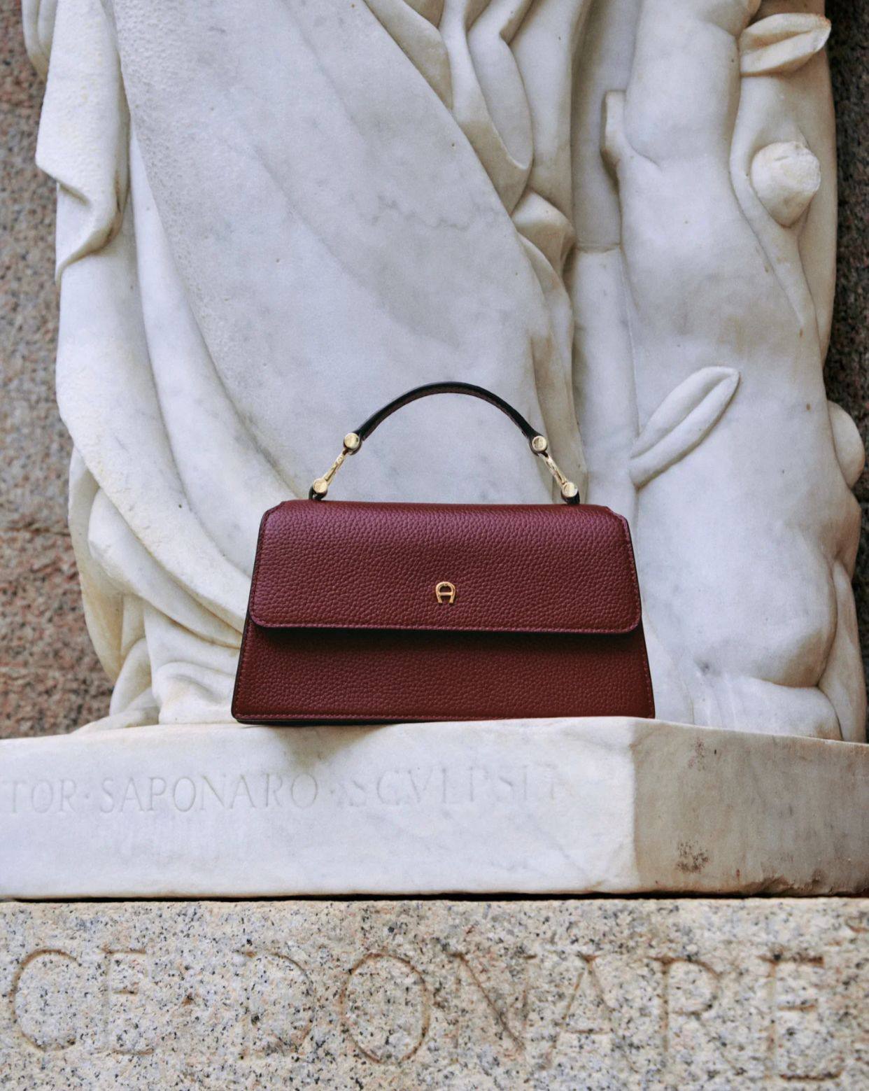 Aigner
100 dhs❤️
Size 24*7*15

Zain07
♥️♥️♥️