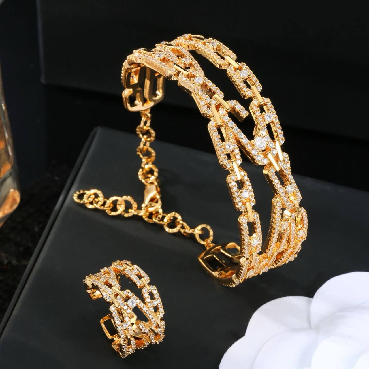 MESSIKA SET
BANGLE RING

95 DHS 💫✨

WITH BOX AND PAPER BAG🛍️🎁

Zain89
♥️♥️♥️
