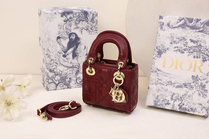 Dior

withbox 
🎁🎁🎁

100 dhs✅

Zain143
♥️♥️♥️