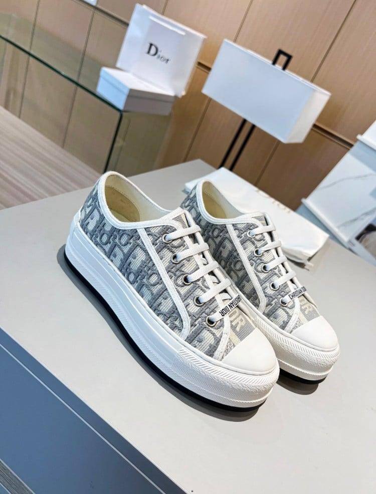 DIOR 
280 dhs✅
*SIZE  36   TO   41*

Zain224
♥️♥️♥️