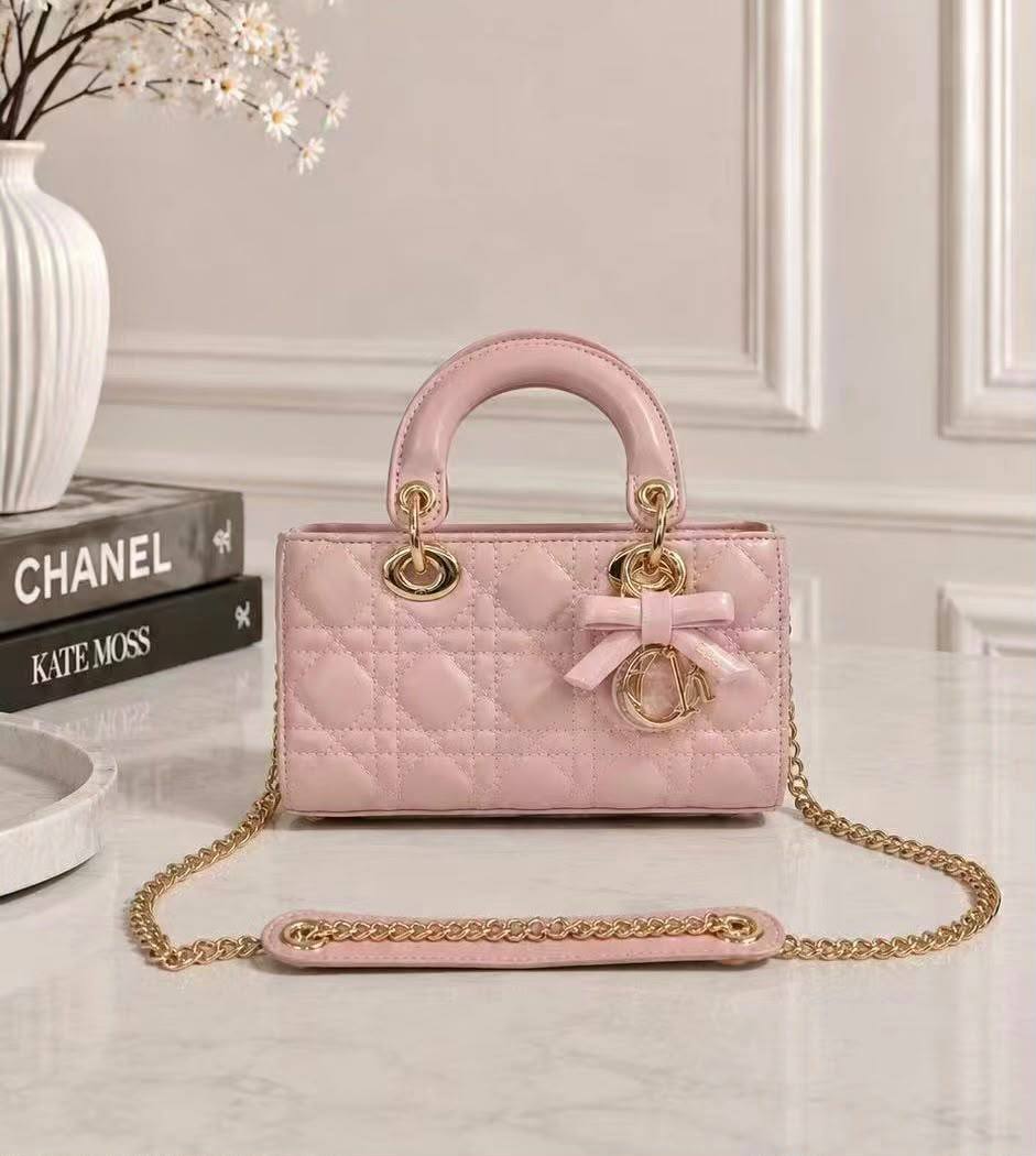 DIOR 

NEW CAME 

HIGH QUALITY 

WITH BOX 
135 dhs🇦🇪🇦🇪

Zain295
♥️♥️♥️