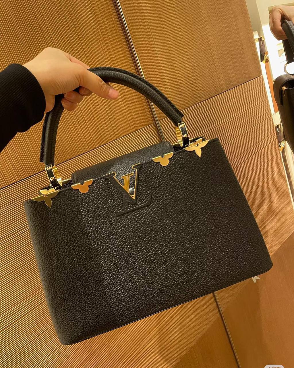 LV Capitalcines 
Size : 27 * 19 cm
110 dhs🪙💕
with box🎁

Zain115
♥️♥️♥️