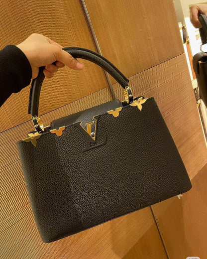 LV Capitalcines 
Size : 27 * 19 cm
110 dhs🪙💕
with box🎁

Zain115
♥️♥️♥️