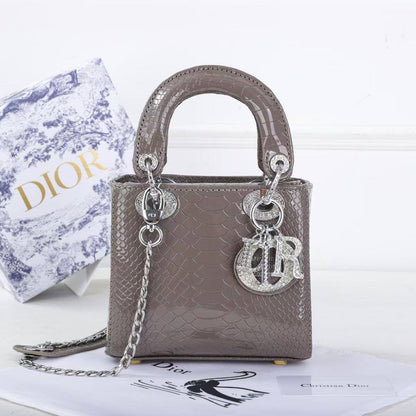 Dior
110 dhs✅
with box
size 17cm

Zain26
♥️♥️♥️