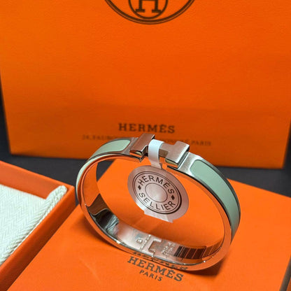 Hermes 🔥*
Bangle 🦋
Super master quality 💯
Size available 19,21✨
With normal boxes 📦 
90 dhs🌺
With master box 🗃️ 
105 dhs🌺

Zain216
♥️♥️♥️