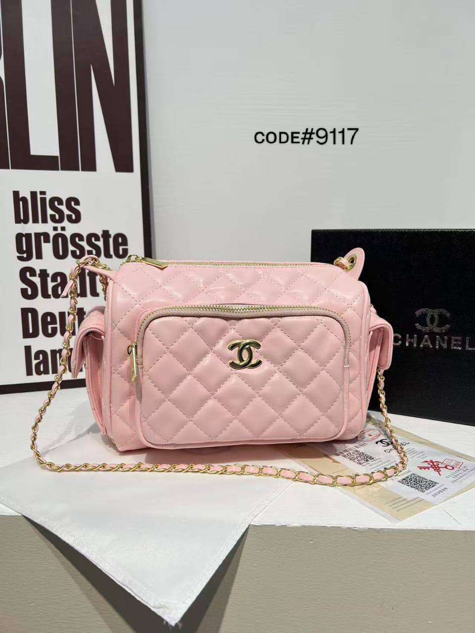 CHANEL ᴄᴀᴍᴇʀᴀ ᴄᴀsᴇ
CROSS BODY BAG
ǫᴜɪʟᴛᴇᴅ ʟᴇᴀᴛʜᴇʀ ᴍᴀᴛᴇʀɪᴀʟ
ᴄʜᴀɪɴ sʜᴏᴜʟᴅᴇʀ ʙᴀɢ
sɪᴢᴇ : 24 cm
ᴡɪᴛʜ BOX
🎁🎁🎁

75 dhs🪙💕

Zain31
♥️♥️♥️