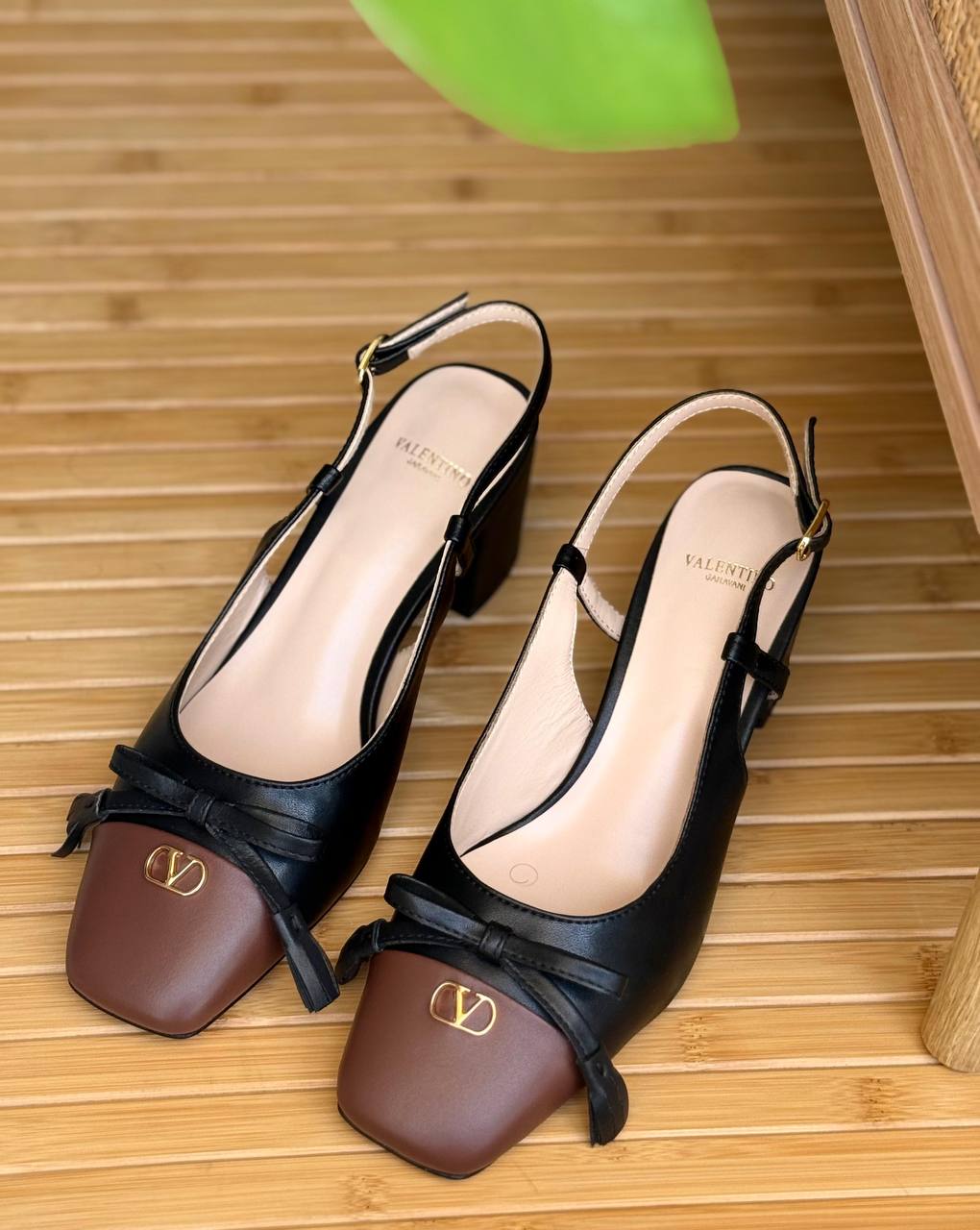 Valentino
✨ 𝐍𝐞𝐰 𝐂𝐨𝐥𝐥𝐞𝐜𝐭𝐢𝐨𝐧
✨ 𝐒𝐮𝐩𝐞𝐫 𝐌𝐚𝐬𝐭𝐞𝐫 𝐐𝐮𝐚𝐥𝐢𝐭𝐲
✨ 𝐀𝐯𝐚𝐢𝐥𝐚𝐛𝐥𝐞 𝐍𝐨𝐰
✨ 𝐒𝐢𝐳𝐞𝐬: 𝟑𝟔 — 𝟒𝟏
460 dhs✅

Zain178
♥️♥️♥️
