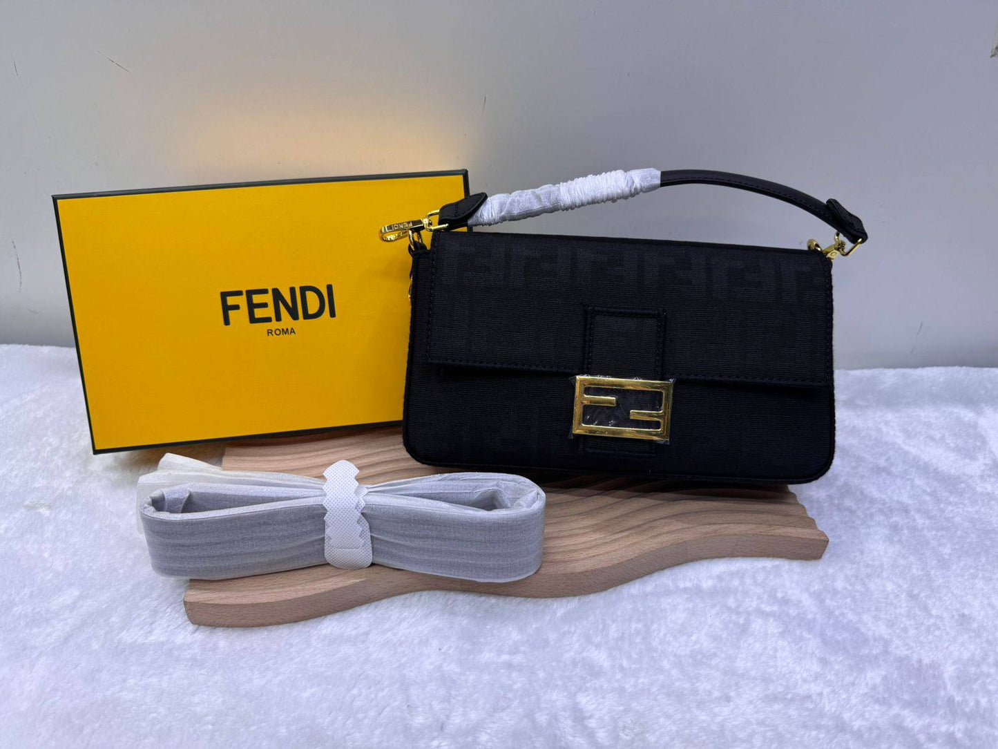 Fendi 

With box 
🎁🎁🎁

size:27cm  
95 dhs🗽

Zain114
♥️♥️♥️
