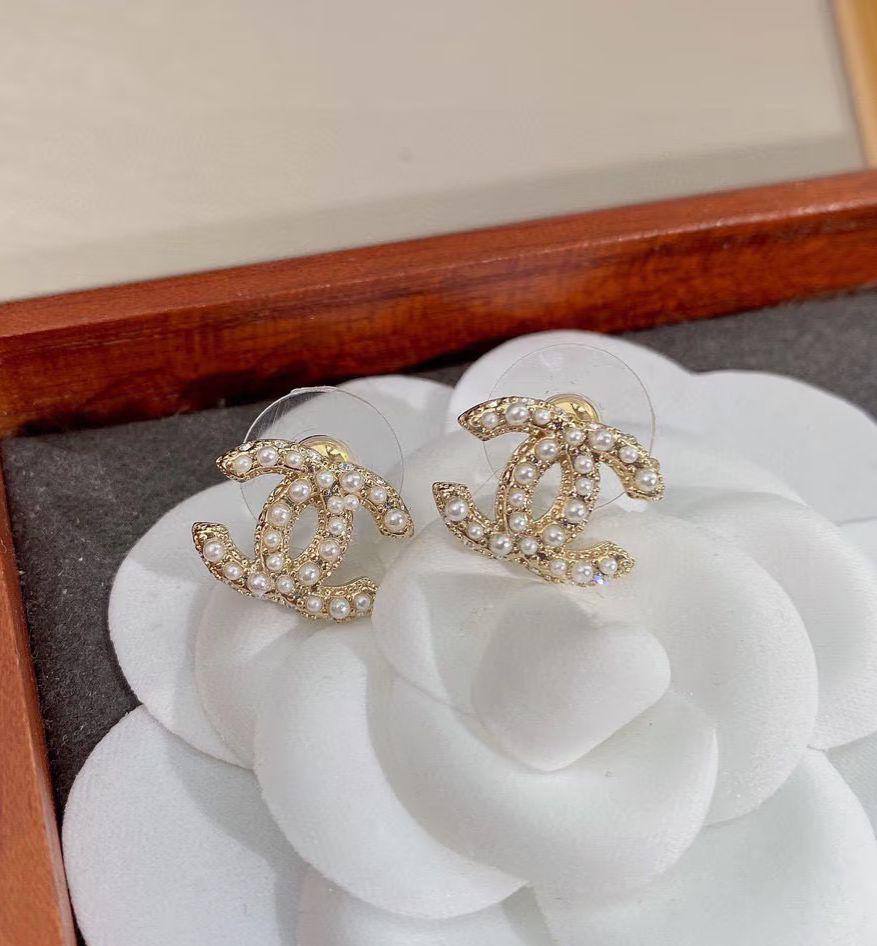 CHANEL 🦋*
Earring 🔥
Master quality 💯
With normal boxes 🗃️ 
And paper bag 🛍️
45 dhs❣️
With master box 📦 
55 dhs❣️

Zain216
♥️♥️♥️