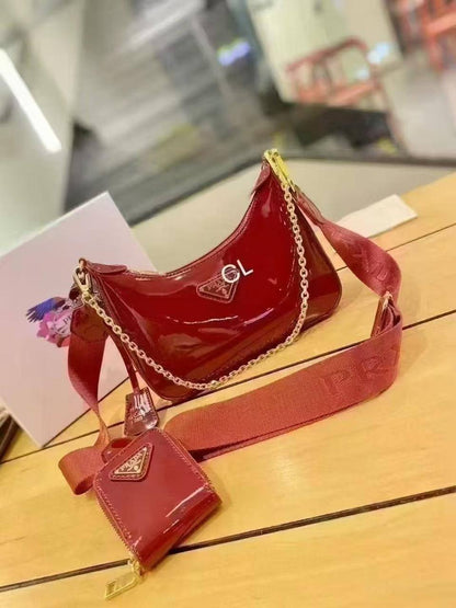 Prada

with box
🎁🎁🎁

100 dhs❤️

Zain143
♥️♥️♥️