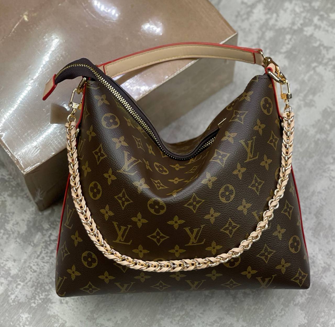 LV 
high quality 
with box 
230 dhs✅

Zain175
♥️♥️♥️