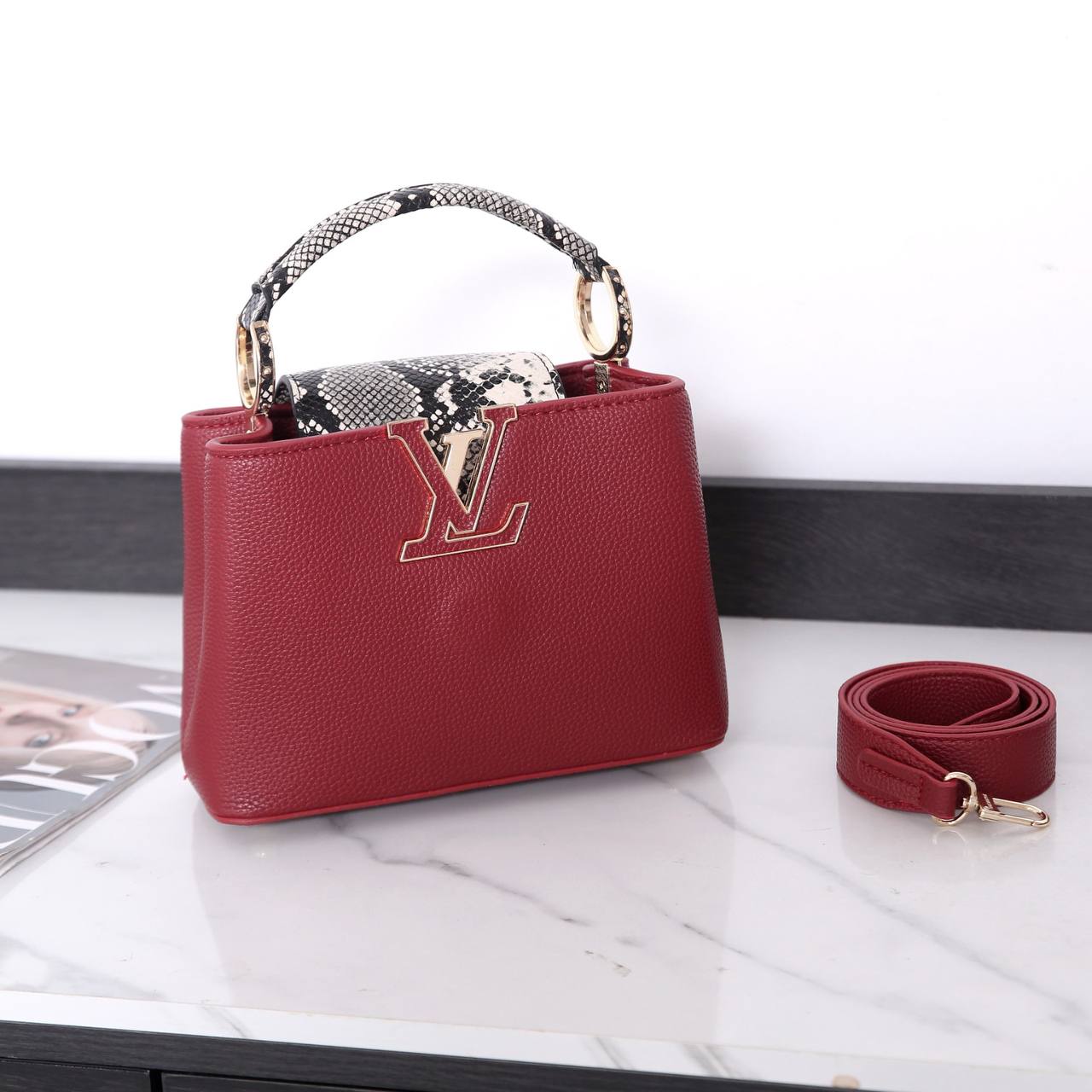 LV
Best quality with box
120 dhs✅
size22CM

Zain290
♥️♥️♥️
