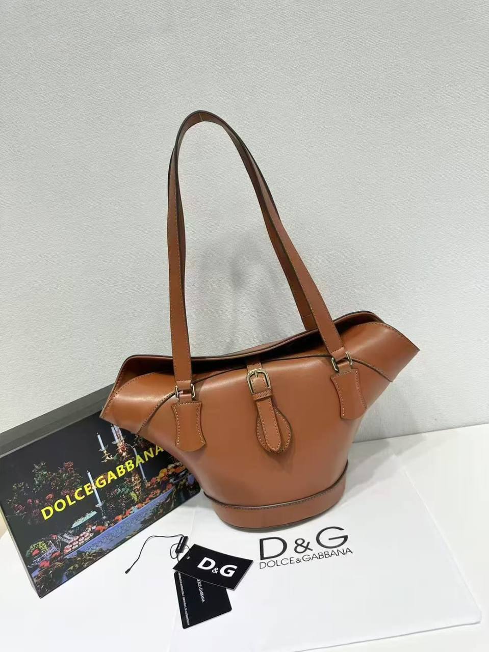 D&G
GOOD QUALITY 
105 dhs🪙🖤

Zain200
♥️♥️♥️