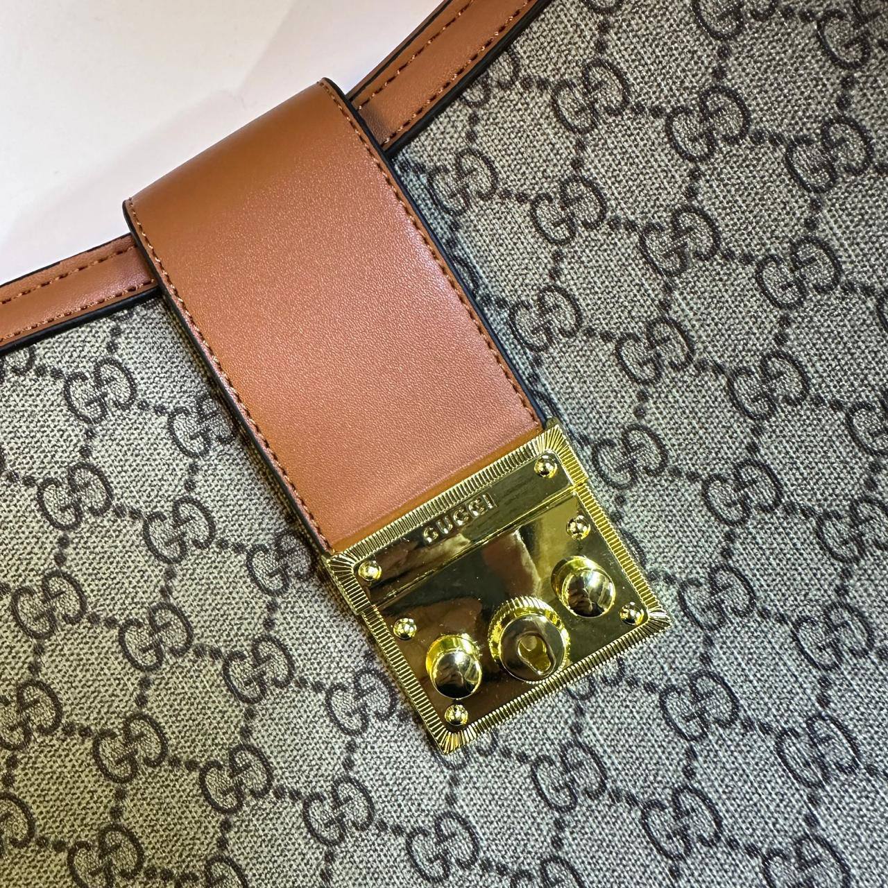 GUCCI 
GOOD QUALITY WITH BOX 
110 dhs🇦🇪🇦🇪

Zain295
♥️♥️♥️