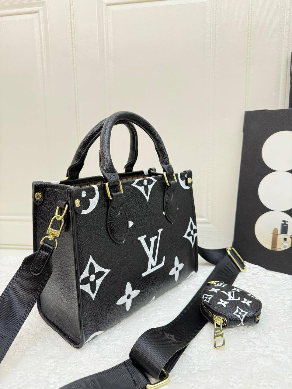 LV
25*20*11 cm
75 dhs🪙🌨️

Zain17
♥️♥️♥️