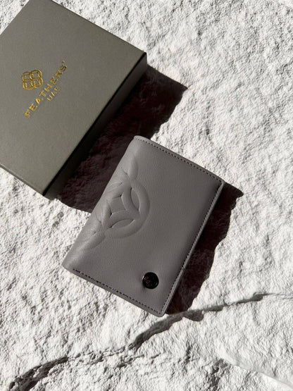 Feathers
Wallet 
60 dhs❣️

Zain33
♥️♥️♥️