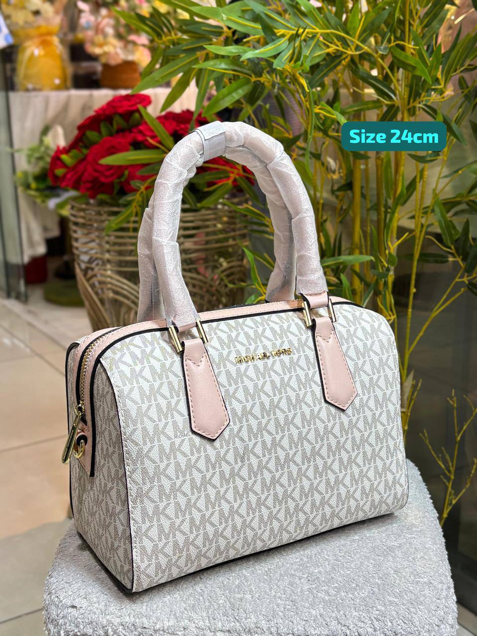 MK
Best quality
95 dhs✅
size 24cm

Zain158
♥️♥️♥️