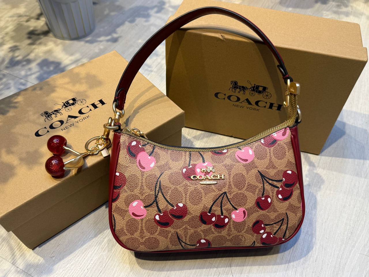 Coach tery 

25cm
95 dhs💓

with box
🎁🎁🎁

with cherry 🍒
115 dhs💓

Zain44
♥️♥️♥️
