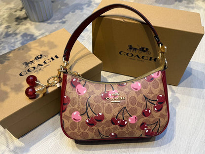 Coach tery 

25cm
95 dhs💓

with box
🎁🎁🎁

with cherry 🍒
115 dhs💓

Zain44
♥️♥️♥️