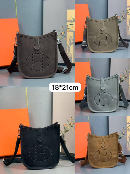 💓 Hermes evelyne
1️⃣ First quality +🎁
Size : 18 * 21 * 7 cm
85 dhs🇦🇪🇦🇪
with box 🎁

Zain115
♥️♥️♥️