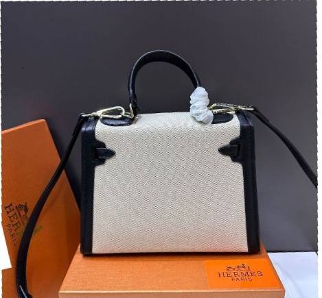 HERMES 

NEW CAME 
GOOD QUALITY 
WITH BOX 
100 dhs🇦🇪🇦🇪

Zain39
♥️♥️♥️