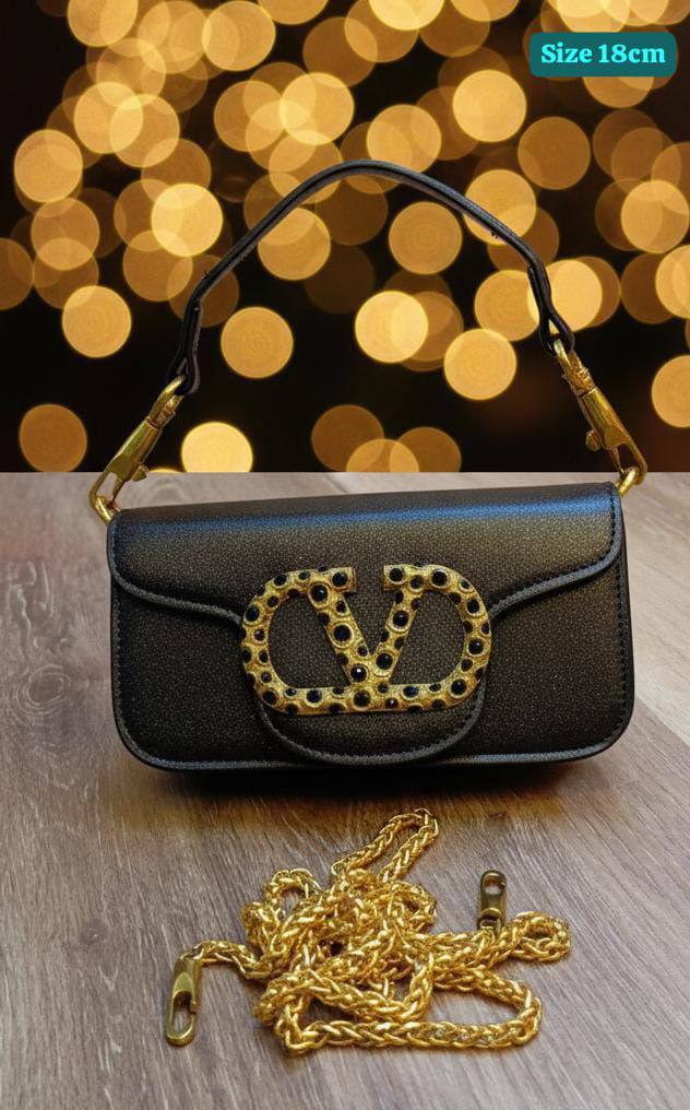 Valentino
Best quality
Whith box’s
100 dhs✅
size 18cm

Zain158
♥️♥️♥️