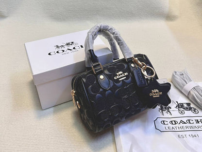 Coach
95 dhs✅

with box
🎁🎁🎁

size 18×10×12cm

Zain42
♥️♥️♥️