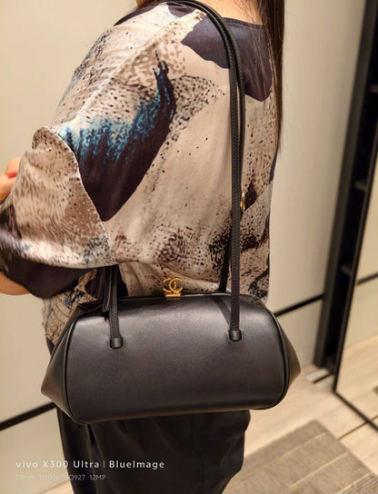 Chanel

21cm
320 dhs🇦🇪🇦🇪

Zain297
♥️♥️♥️