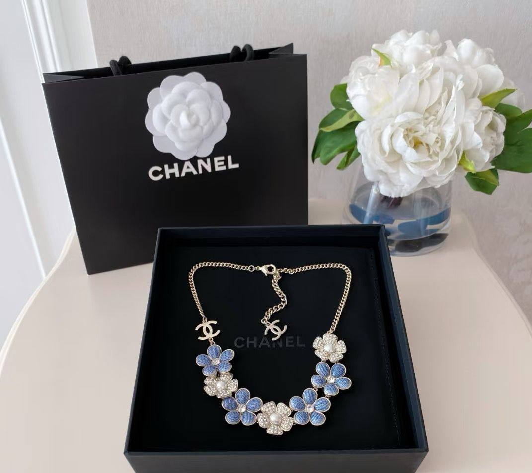 CHANEL ❤️‍🔥*
Necklace 🦋
Earring🍁
Master quality 💯
With normal boxes 📦 
220 dhs💓
With master box 🗃️ 
250 dhs💓

Zain216
♥️♥️♥️