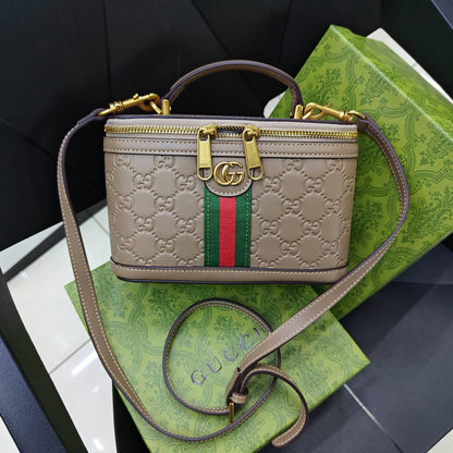 Gucci 

100 dhs✅ 

with box
🎁🎁🎁

Zain235
♥️♥️♥️
