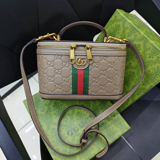 Gucci 

100 dhs✅ 

with box
🎁🎁🎁

Zain235
♥️♥️♥️