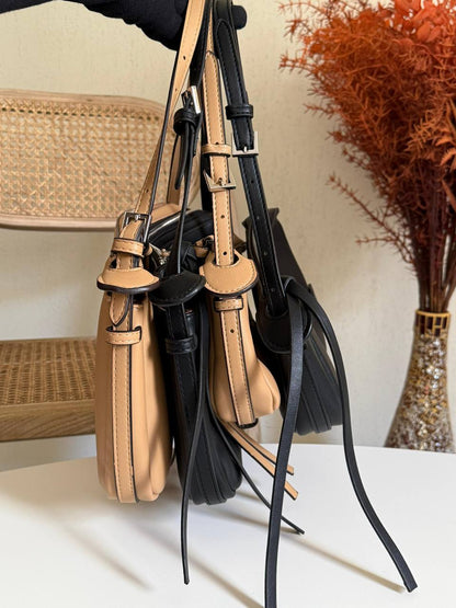 FENDI
25cm
300 dhs❤️
35cm
310 dhs❤️
Top quality 
With box🎁

Zain167
♥️♥️♥️