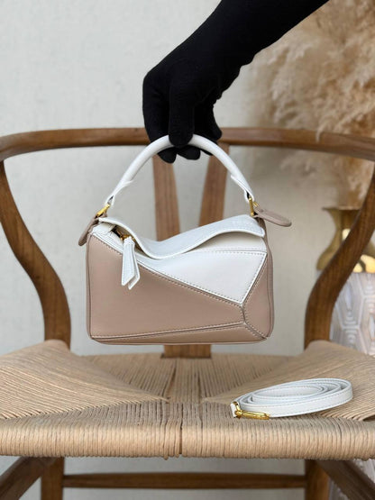 LOEWE

18cm

340 dhs🪙🌨️
Top quality 

With box🎁

Zain167
♥️♥️♥️