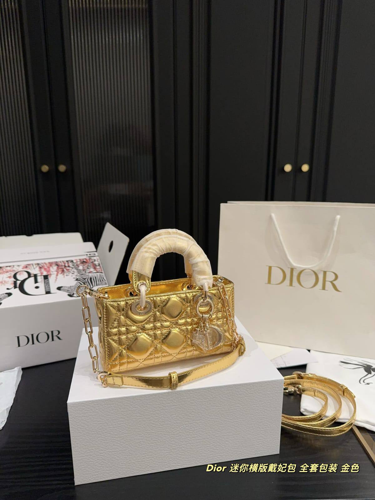 Dior

17cm 300 dhs🇦🇪🇦🇪
22 cm. 320 dhs🇦🇪🇦🇪

Zain10
♥️♥️♥️