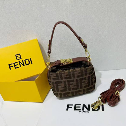 Fendi

Best quality

With box

90 DHS🇦🇪🇦🇪🇦🇪

size 16cm

Zain158
♥️♥️♥️