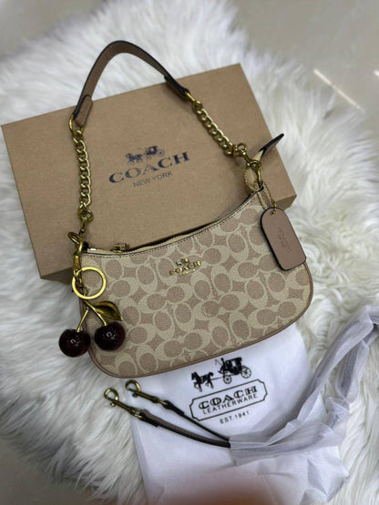 🍒 Coach Teri 
1️⃣ First quality 🍒+🎁
Size : 24 * 15 * 7 cm
90 dhs🪙🌨️
with box 🎁

Zain115
♥️♥️♥️