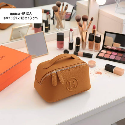 HERMES ᴍᴀᴋᴇ ᴜᴘ ʙᴀɢ
ᴍᴀᴛᴛᴇ ʟᴇᴀᴛʜᴇʀ ᴍᴀᴛᴇʀɪᴀʟ
ᴡɪᴛʜ ʟᴏɴɢ ʙᴇʟᴛ sᴛʀᴀᴘ
sɪʟᴠᴇʀ ʜᴀʀᴅᴡᴀʀᴇ
sɪᴢᴇ: 21 cm

ᴡɪᴛʜ BOX
🎁🎁🎁

75 dhs❣️

Zain31
♥️♥️♥️