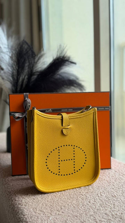 HERMES 🧡
MINI EVELYNE 16 cm
*with original packing*🎁
*HANDMADE*
For Price 👇 WTSP Text Zain 0568585901

Zain280
♥️♥️♥️