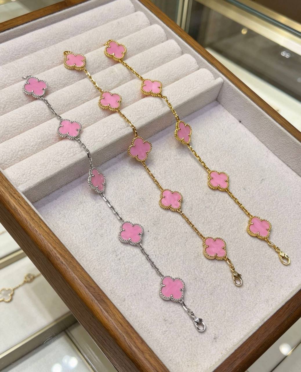 VCA 
Bracelet 
Master☘️
*70* AED with normal box 📦

Zain48
♥️♥️♥️