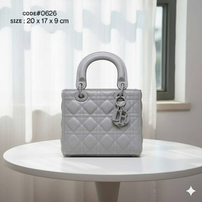 CHRISTIAN LADY DIOR
ᴍᴀᴛᴛᴇ ʟᴇᴀᴛʜᴇʀ ᴍᴀᴛᴇʀɪᴀʟ
ᴡɪᴛʜ ʟᴏɴɢ ʙᴇʟᴛ sᴛʀᴀᴘ
sɪᴢᴇ : 20 cm

75 dhs🪙🌨️

Zain31
♥️♥️♥️