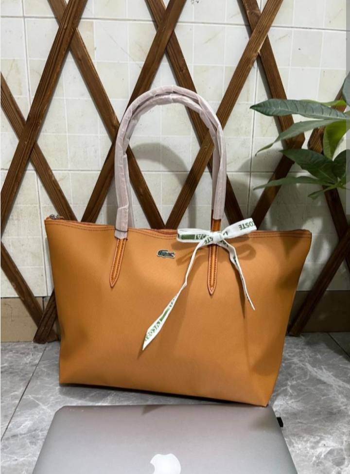 Lacoste
50 dhs✅
size 46×28×12cm

Zain42
♥️♥️♥️