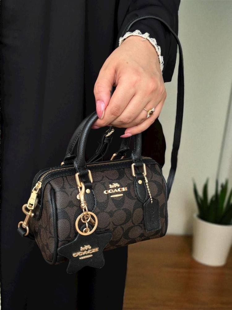 Coach 
100 dhs🇦🇪🇦🇪

with box
size 18×10×13cm

Zain42
♥️♥️♥️