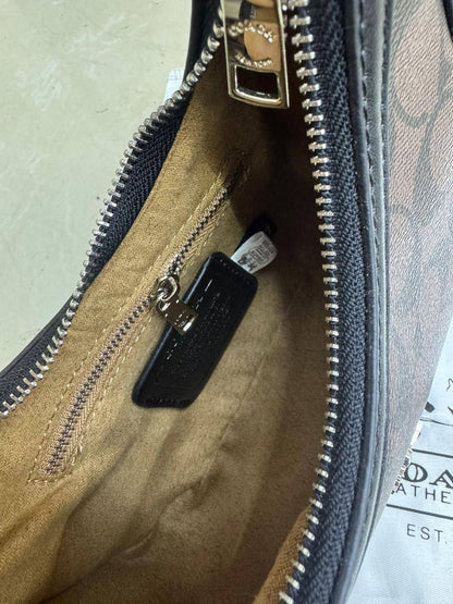 💗 Coach Carmen
1️⃣ First quality＋🎁
Size : 21 * 12 cm
75 dhs✅
 with box🎁

Zain115
♥️♥️♥️
